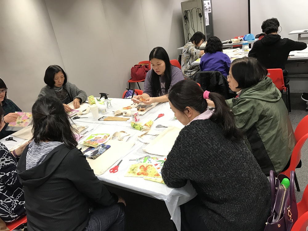 2月16日_碟古巴特拼貼藝術工作坊 之 拼貼手提袋.JPG 2月16日_碟古巴特拼貼藝術工作坊 之 拼貼手提袋.JPG